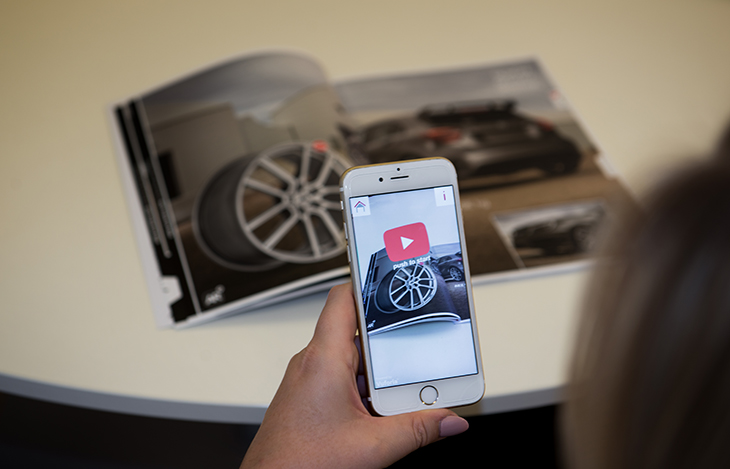 Perfekte Orientierung liefert dem Leser das „AR+“-Symbol auf den jeweiligen Seiten. 