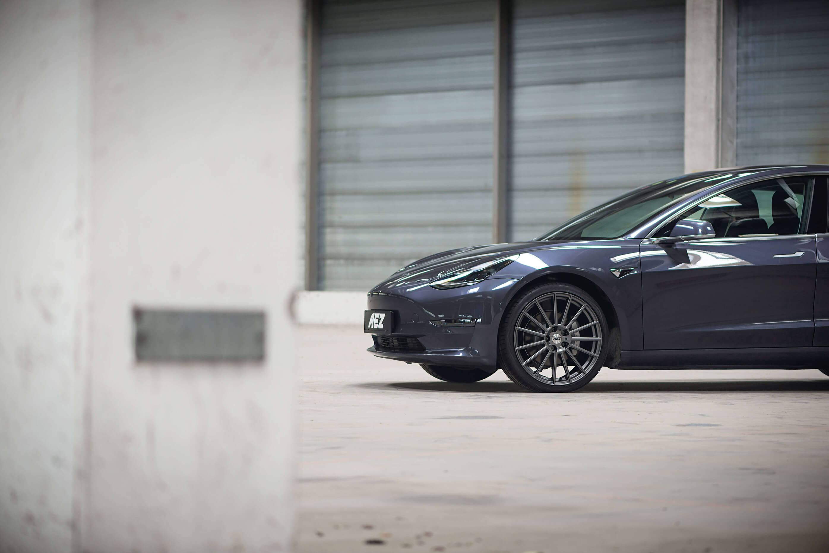 Tesla Model 3 auf AEZ Steam graphite